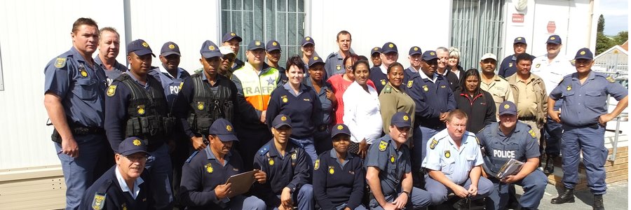 Hierdie groot  groep SAPD-lede het verlede week Dinsdag-oggend in Gansbaai 'n Overberg Cluster Operasie geloods waaraan 12 stasies vanoor die hele gebied deelgeneem het. Dié misdaadvoorkomings-operasie was spesifiek gemik op dwelms, perlemoen, gesteelde goedere en gesoekte verdagtes. Volgens Gansbaai SAPD se media-inligtingsoffisier,  A/O Wynand le Roux, was hierdie optrede suksesvol en dit het ook gedien as 'n bewusmakings operasie.